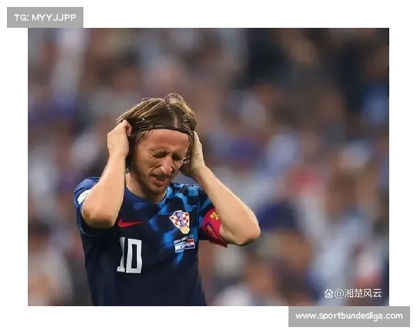 老将莫德里奇替补登场，球迷起立致敬